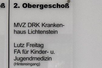 Krankenhaus sucht weiter nach Kinderarzt für Lugau - Noch wird auf einer Tafel im Eingangsbereich auf die Kinderarztpraxis hingewiesen, auf dem Wegweiser am Vordereingang der Stadt-Ambulanz Lugau aber schon nicht mehr.
