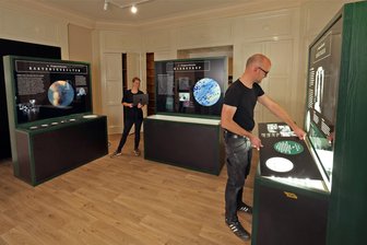 Krankenhaus Waldenburg: Ein Glas Milch mit Cognac vor dem Schlafengehen - Jakob Hornfeck und Tina Zürner von der Agentur Ungestalt aus Leipzig haben die Ausstellung im Waldenburger Schloss konzipiert.