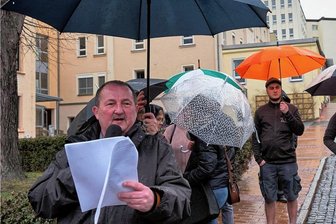 Krankenhausreform kommt für Reichenbach zu spät - OB-Kandidat Michael Dewath (links) im Regen bei seiner Kundgebung vorm Krankenhaus Reichenbach.