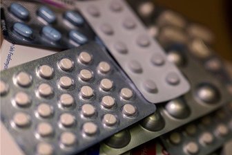 Krankenkassen müssen deutlich mehr für Arzneimittel ausgeben - Diverse Medikamentenpackungen liegen auf einem Tisch in einer Apotheke. Viele werden zu Cent-Beträgen von den Herstellern abgegeben. Kostenprobleme entstehen allein durch Originalpräparate. 
