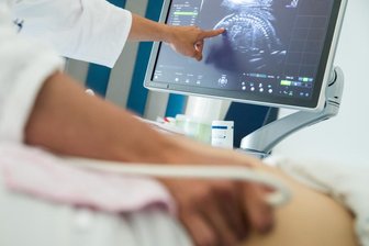Krankenkassen zahlen für neue Bluttests in der Schwangerschaft - Ist das Baby gesund? Mit Tests und Untersuchungen in der Schwangerschaft soll das herausgefunden werden.