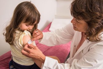 Krankenkassenreport warnt: Kinder in Sachsen sind nicht ausreichend geimpft - Die Ständige Impfkommission empfiehlt zwei Impfungen für einen lebenslangen Schutz gegen Masern.