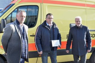 Krankenwagen rollt in die Ukraine - Carsten Michaelis, Vorsitzender des Rettungszweckverbandes Südwestsachsen, TUP-Geschäftsführer Mirko Wölfel und Markneukirchens Bürgermeister Andreas Rubner (von links) bei der Fahrzeugübergabe.