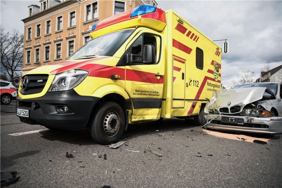 Krankenwagen stößt während Einsatzfahrt mit Pkw in Freiberg zusammen - Beide Fahrzeuge wurden bei dem Unfall beschädigt.