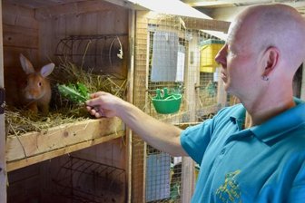 Krankheiten und Kostenanstieg erschweren Kaninchenzucht - Auch die Tierhaltung ist aufgrund gestiegener Futterpreise teurer geworden. Matthias Heidrich beim Füttern.