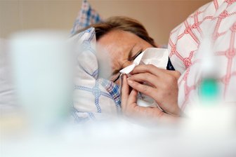 Krankheitswelle: So ist die Lage im Vogtland - Die Erkältung hat zugeschlagen: Auch im Vogtland häufen sich die Krankheitsfälle. Wegen Personalausfalls herrscht in manchen Branchen gerade Not. Manche Arbeitgeber reagieren mit eingeschränkten Öffnungszeiten.