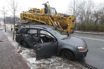Kranwagen bohrt sich in Auto - Am Dienstagvormittag bohrte sich in Plauen ein Kranwagen in einen Golf.