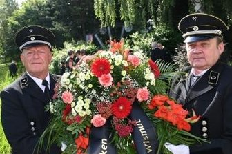 Kranz erinnert an verstorbene Bergleute - Dieter Mehlhorn (l.) und Stefan Schrutek vom Bergbautraditionsverein der Wismut bei der Kranzniederlegung.