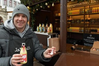 Krapfen, Stollen und Eierlikör: Händler froh über Notverkauf in Freiberg - Christian Woltebrink bietet an der Ecke am Rathaus Eierlikörspezialitäten der Marke Liebelei an. Man darf auch vorher verkosten.