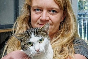 "Krasse Sorgen": Krise trifft Tierheim "Neu-Amerika" hart - Für das Team des Tierheims "Neu-Amerika", im Bild Leiterin Peggy Kreher, ist es angesichts der aktuellen Lage schwieriger geworden, Tiere zu vermitteln. Das trifft gerade auch auf Kater Bobby zu, für den ein neues Zuhause gesucht wird. 