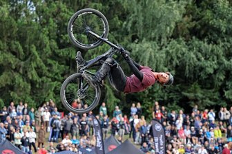 Krasse Sprünge und mehr: Was ein kleines Bike-Spektakel in Westsachsen so groß macht - Mit ihren spektakulären Flugeinlagen lockten die Mountainbike-Profis vor einem Jahr 2000 Zuschauer an. Mit einer ähnlichen Kulisse wird auch am Wochenende gerechnet. Foto: Andreas Kretschel