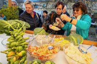 Krautfest lockt mit Kreationen viele Gäste ins Plauener Pfaffengut - Monika Fröhlich aus Plauen und Christine Seifert aus Zwickau ließen es sich im Pfaffengut schmecken. Christa Bachman (rechts) von den Naturfreunden Plauen war eine von über 20 ehrenamtlichen Helfern.