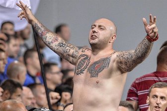 Krawall-Alarm: Leipzig rüstet sich für "Ivan den Schrecklichen" und seine Hooliganhorde - Rechts auf der Brust das Symbol für die serbischen Ultra-Nationalisten, links eine Handgranate: Hooligan Ivan Bogdanov feiert auch Kriegsverbrecher wie Zeljko Raznatovic und Ratko Mladic als Helden.