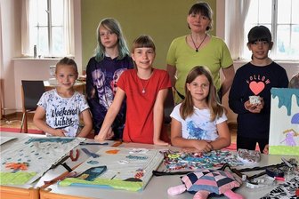 Kreativ-Ferien auf Burg Mylau - Aus diversen Stoffresten und alten Bilderrahmen haben die Teilnehmer des Nähkurses unter Leitung von Sieglinde Grund (hinten Mitte) schmucke Textilbilder gestaltet.
