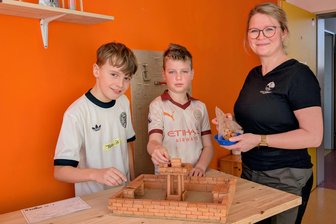 Kreativ-Oase in Oberbobritzsch: Hort „Blumenkinder“ eröffnet Atelier und Werkstatt - Janosch und Elias basteln mit Doreen Dittrich (v.l.) in Oberbobritzsch am Dynamo-Stadion.