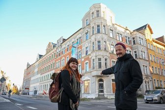 Kreativachse vom Chemnitzer Brühl zum Sonnenberg: Erste Interessenten für leerstehende Läden gefunden - Catharina Neubert hat für ihr Atelier Interesse an Geschäftsräumen in der Zietenstraße 42 und lässt sich von Marcus Bauerfeind beraten. 