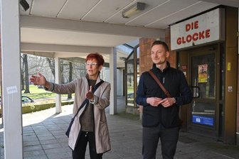 Kreativachse zwischen Brühl und Sonnenberg: Chemnitz kämpft mit Millionen gegen den Leerstand - Abteilungsleiterin Grit Stillger und Projektkoordinator Florian Hegewald vom Stadtplanungsamt sind für die Umsetzung der Kreativachse Brühl-Sonnenberg in den nächsten drei Jahren verantwortlich. In dem Projektbereich, in dem sie auf Tour gehen, befinden sich auch die leerstehenden Räume im EckhausGeorgstraße/ Karl-Liebknecht-Straße, wo einst die Gaststätte "Die Glocke" ihr Domizil hatte.