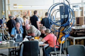 "Kreativcafé Kaputt": Im erzgebirgischen Oelsnitz wird wieder gemeinsam repariert - Repaircafés liegen im Trend: Gemeinschaftlich wird repariert, um Müll zu vermeiden (Symbolfoto). Seit 2020 gibt es eine solche Initiative auch in der Leader-Förderregion "Tor zum Erzgebirge". Zunächst hatte das "Kreativcafé Kaputt" sein Domizil in Ursprung, seit November vergangenen Jahres befindet es sich im ehemaligen Rittergut in Oelsnitz.