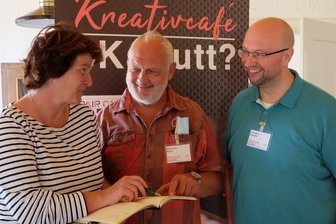 Kreativcafé nun mit festem Sitz - aber bald gibt's eine Ausnahme - Ines Herold hatte die Idee für eine Holzwerkstatt, Eberhard Patze (Mitte) will beim Reparieren erzgebirgischer Volkskunst helfen. Rechts Christian Scheller vom Regionalmanagement der Leader-Region. 