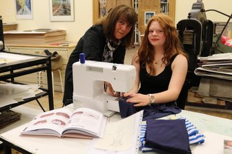 Kreative aufgepasst: Eine große Bühne wartet auf junge Talente jeglichen Couleurs - Matilda Pollak mit Modedesignerin Petra Pischler in der Zwickauer JugendKunstSchule.