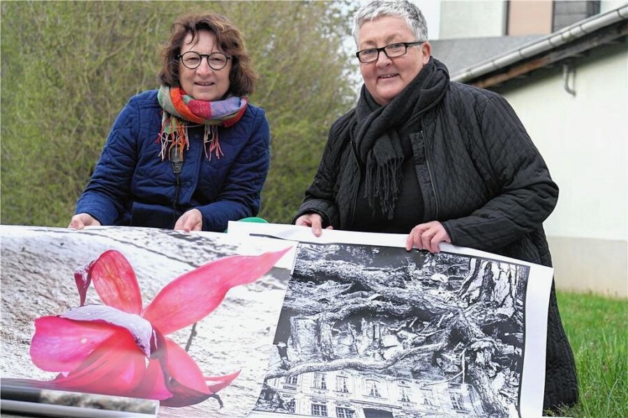 Kreative aus Geringswalde feiern erste Open-Air-Show - Reproduziert auf Bauplanen stellen Iris Zschocke (l.) und Ulla Heinicker ihre Motive im Freien aus. 