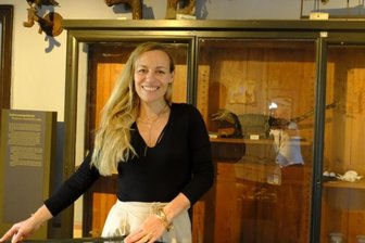 Kreative Ferienspiele im "Bestiarium der Burg Mylau" - Freut sich auf die Kinder und deren Fantasie-Geschöpfe: Sandra Hofmann-Trepák in der naturkundlichen Sammlung von Burg Mylau. 