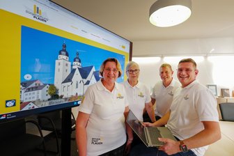 Kreative Ideen gefragt: Plauens Bürgerstiftung will im kommenden Jahr mit Rekordsumme Bürgern der Stadt etwas Gutes tun - Mit überarbeitetem Internetauftritt will die Bürgerstiftung noch bekannter werden. Das hat sich der Vorstand um Bernd Märtner (2. v. re.) mit Gabriele Pecht, Ilona Gogsch und Andy Cortes vorgenommen.