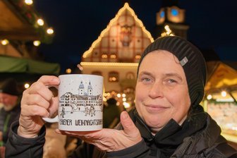 Kreative Ideen gesucht: Motiv-Wettbewerb für Plauener Glühweintasse 2026 startet - Beate Groh zeigt das Weihnachtstipfl für das Jahr 2025.