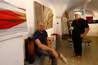 Kreative wollen mit Kunstfreunden ins Gespräch kommen - In der Remise am Schlosspalais in Lichtenstein stellen René Lämmel (li.) und Günter Brauer aus.