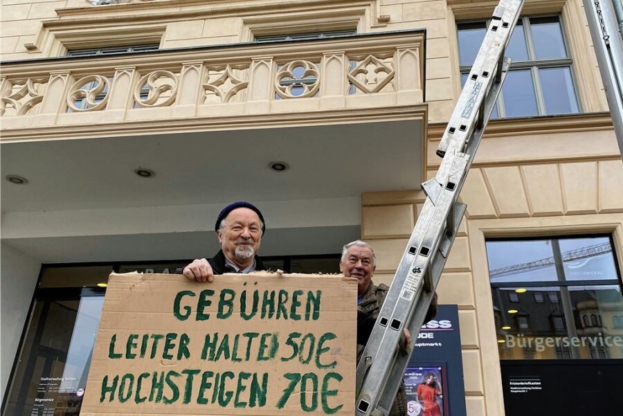 Kreativer Protest gegen Einstellung des Zwickauer FDJ-Prozesses - Martin Böttger (links) und Karl-Ernst Müller demonstrieren mit einer Leiter vor dem Rathausbalkon gegen die FDJ-Entscheidung. 