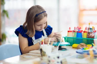 Kreatives auf Schloss Schwarzenberg: Modellieren mit einem Profi - Viele Kinder lieben es, mit den Händen selbst etwas zu erschaffen.