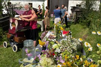 Kreativität in voller Blüte: Der Kultursommer im Erzgebirge - Der Hollerhof in Reichenau ist einer der zentralen Veranstaltungsorte während des Kultursommers im Silberland.