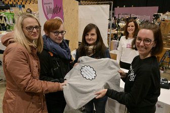 Kreativmarkt in der Zwickauer Stadthalle: Kreativität und Ideen sind die Grundlage - Denise Relius aus Crimmitschau, Debora Reger aus Cainsdorf und Diana Relius aus Crimmitschau (v.li.) haben sich am Stand von Nina Jung (re.) umgeschaut.