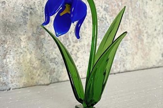 Kreativverein vergibt den ersten Preis an Theater - Der Preis "Blaue Akteursblume" besteht aus Glas.