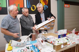 Kreativwettbewerb „Sport verbindet“: DOG-Stadtgruppe Zwickau ruft auf zum Mitmachen - Jury begutachtet (v. l.): Dietmar Hallbauer, Siegfried Wagner (im Dezember verstorben) und Werner Beuschel.
