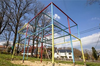 Krebeser wollen den Ortskern bald richtig aufhübschen lassen - Eine Attraktion ist der Spielplatz im Herzen von Krebes nicht gerade. Das Klettergerüst stammt noch aus DDR-Zeiten.
