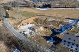 Kredit soll Defizit in Jöhstadts Investitionsausgaben decken - Der Neubau des Feuerwehrdepots in Steinbach lief von Anfang an nicht nach Plan. Schwierigkeiten mit dem Baugrund und die ohnehin steigenden Preise bereiten der Stadt Jöhstadt einiges Kopfzerbrechen. Von der zukünftig benachbarten Rettungswache ist noch gar nichts zu sehen. 