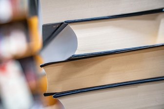 Kredite und Bücher für tausende Euro: Betrüger im Erzgebirge und Chemnitz erfolgreich - Betrüger verkauften Senioren überteuerte Bücher und ließen sie Kreditverträge abschließen. Dabei entstanden Schäden von tausenden Euo.