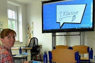 Kreide ade: Immer mehr digitale Tafeln an Mittelsachsens Schulen - Die Lehrer der Eduard-Feldner-Grundschule in Hainichen arbeiten seit kurzem kreidefrei. Margret Weidner leitet die Klasse 1d. 