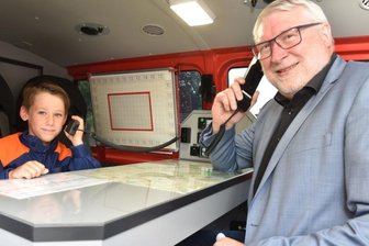 Kreis hat neue Befehlsstellen - Landrat Matthias Damm hat mit dem achtjährigen Finn Fiedler von der Jugendfeuerwehr Böhrigen/Striegistal Platz genommen und testet die Kommunikationsmittel. 