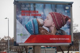 Kreis lockt mit rätselhafter Botschaft - Mit diesen Großplakaten haben der Vogtlandkreis und die IHK einen neuen Anlauf unternommen, gebürtige Vogtländer zu einer beruflichen Rückkehr in ihre alte Heimat zu bewegen. 