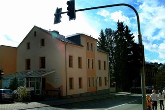 Kreis: Rückzieher bei Ampel vor Schule - An der Ampel an der Förderschule Markneukirchen wurde im September 2012 ein Kind von einem Motorrad angefahren - die Ampel war kaputt. Nun ist sie zwar umgebaut worden, aber nicht mit LED-Technik.