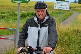 Kreis soll Radwegebauprojekte lenken - Hainichens OB Dieter Greysinger tritt selbst gern in die Pedale, so wie hier am Ende des Radwegs an der Bundesstraße 169. Doch es mangele schon an der Beschilderung der Routen im Landkreis.