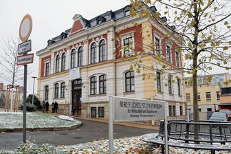 Kreis verkauft traditionsreiches Schulhaus - Das 1892 erbaute Schulhaus ist als Kulturdenkmal eingestuft. Der Kreis plant den Verkauf an die SIS.