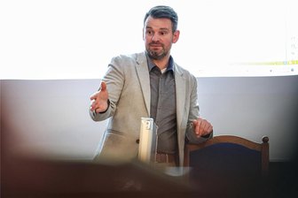 Kreis wäscht Markneukirchener Bürgermeister den Kopf - Markneukirchens Bürgermeister Toni Meinel (parteilos) hat nach einem Gespräch mit dem Landratsamt die Tagesordnung der jüngsten Stadtratssitzung geändert. Ein Punkt mit dem CDU-Landtagsabgeordneten Sören Voigt wurde gestrichen.