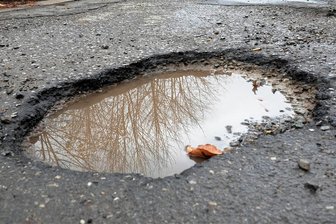 Kreis wird marode Straßen nicht los - Der Vogtlandkreis möchte die Straße von Marieney nach Leubetha an die Kommunen übergeben. Nachdem bereits Adorf für den Ortsteil Leubetha abgesagt hat, gab es nun auch ein Nein aus Mühlental. Der Gemeinderat ist der Meinung, dass der Kreis nur die schlechten Straßen mit vielen Schlaglöchern loswerden möchte. 