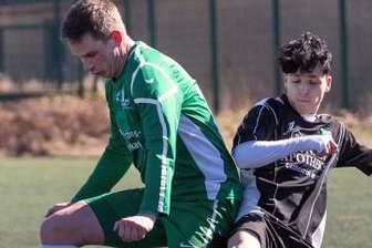 Kreis zurrt weiteren Saisonverlauf fest - Auf dem Gelenauer Kunstrasenplatz hat der BSV Zschopautal um Spieler Michl Schmidt (r.) einen Test gegen den FV Krokusblüte Drebach mit Willy Freigang 1:0 gewonnen. Der Siegtreffer fiel in 85. Minute durch Alexander Beine.