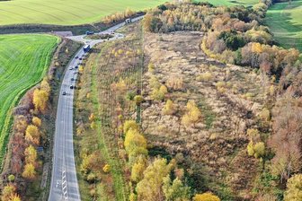 Kreis Zwickau stoppt Pläne für Gewerbefläche in Neukirchen - Der Kreis untersagt der Gemeinde, das an der Langenreinsdorfer Straße befindliche Areal (rechts) als gewerbliche Baufläche zu nutzen.