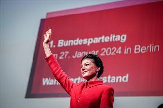 Kreis Zwickau: Wagenknecht-Partei nominiert Kandidaten - Die Vorsitzende Sahra Wagenknecht winkt beim Gründungsparteitag ihrer neuen Partei.