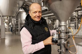 Kreis Zwickau: Warum Bier und Brause aus der Heimat bald teurer werden - Jörg Dierig, Geschäftsführer der Mauritius Brauerei in Zwickau, füllt Zwickauer Bock Dunkel ab. 
